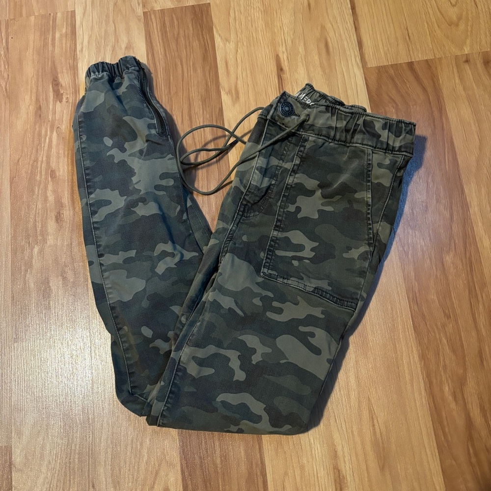 American Eagle High Rise 2 Regular Camouflage Adjustable Zip Ankle Jeans